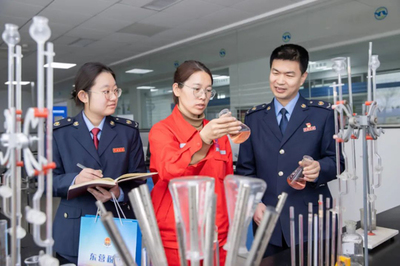 稅助發(fā)展向新進(jìn) 稅宣春風(fēng)更宜人<br><br>近來，各省市稅務(wù)部門緊扣“稅助發(fā)展向新進(jìn)”主題，聯(lián)合企業(yè)技術(shù)咨詢服務(wù)專家團(tuán)隊(duì)，深入各類技術(shù)創(chuàng)新企業(yè)，帶來了溫暖的“稅宣春風(fēng)”。稅務(wù)干部以講解稅收優(yōu)惠為中心，面對(duì)面、實(shí)打?qū)嵉鼗貞?yīng)新興科技企業(yè)專項(xiàng)享受的研悉益優(yōu)惠政策；解答數(shù)字經(jīng)濟(jì)賦背景下的稅法申報(bào)等有關(guān)應(yīng)用規(guī)定問題；進(jìn)行辦理及時(shí)年度退補(bǔ)料實(shí)務(wù)；以及暢聊訴求建議共謀利用暢通。<br><br>例如某地域團(tuán)隊(duì)聯(lián)合財(cái)務(wù)管理機(jī)構(gòu)免費(fèi)發(fā)放通俗匯編《稅收寶》，采用模掃免費(fèi)測(cè)評(píng)法技術(shù)解決定制退稅運(yùn)算方式革新 操作咨詢采取定期媒體